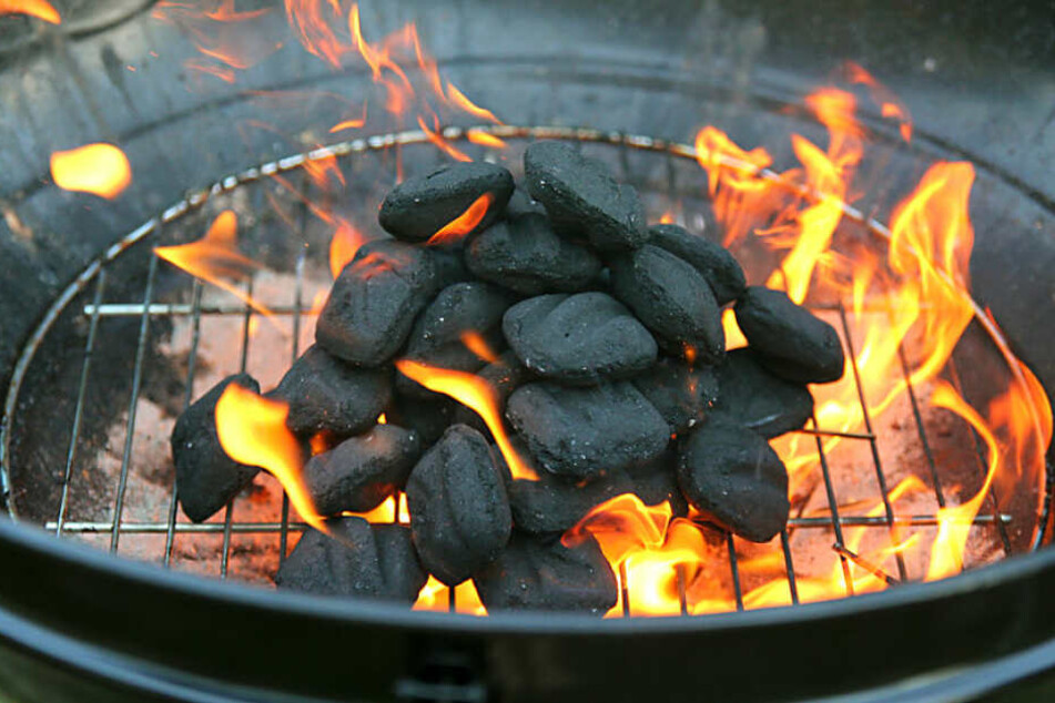 Ein Grill war Grund für einen am Ende heiteren Feuerwehreinsatz. (Symbolbild)