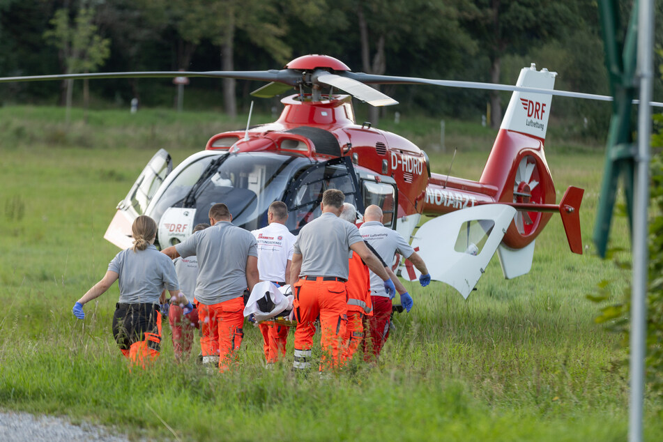 Die Rettungskräfte brachten den Verletzten auf einer Trage in den Hubschrauber.
