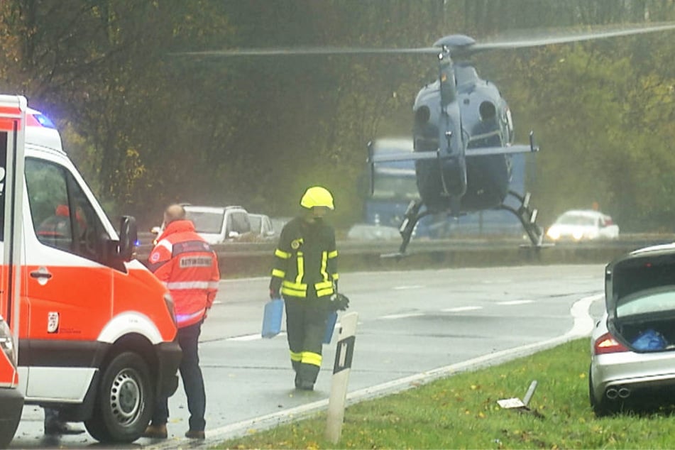Ein Rettungshubschrauber wurde angefordert und landete auf der Fahrbahn.
