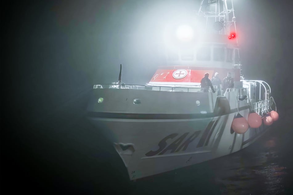 Mitten auf Nordsee: Seenotretter helfen schwer erkranktem Seemann