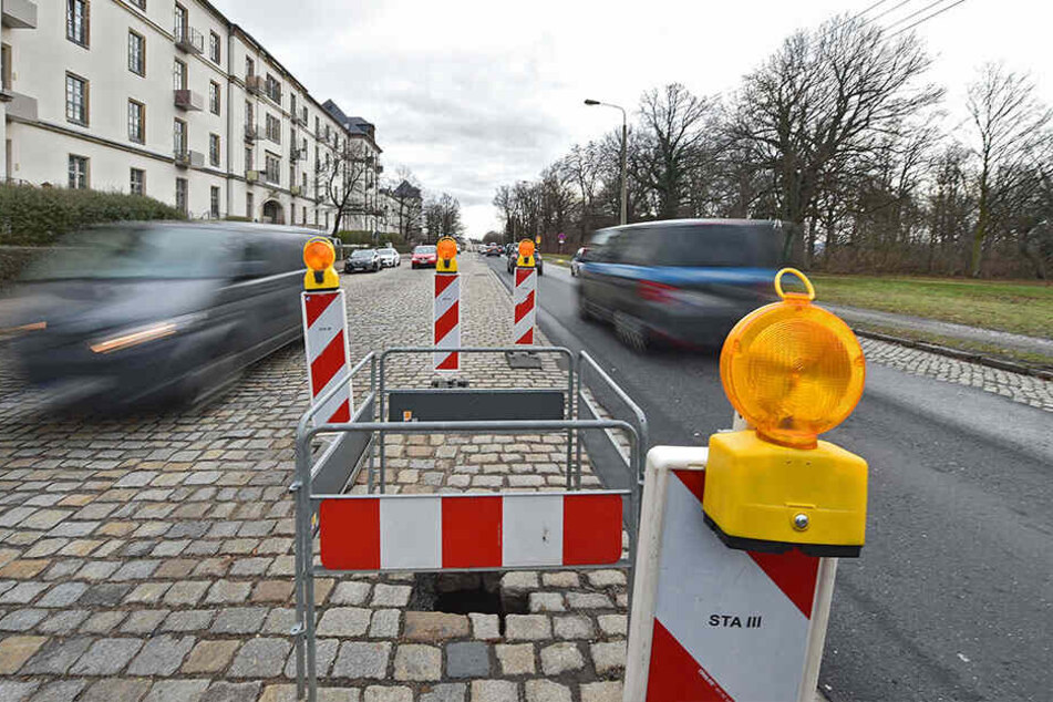 Mit Warnbaken hat die Stadt den Straßeneinbruch notdürftig abgesperrt.