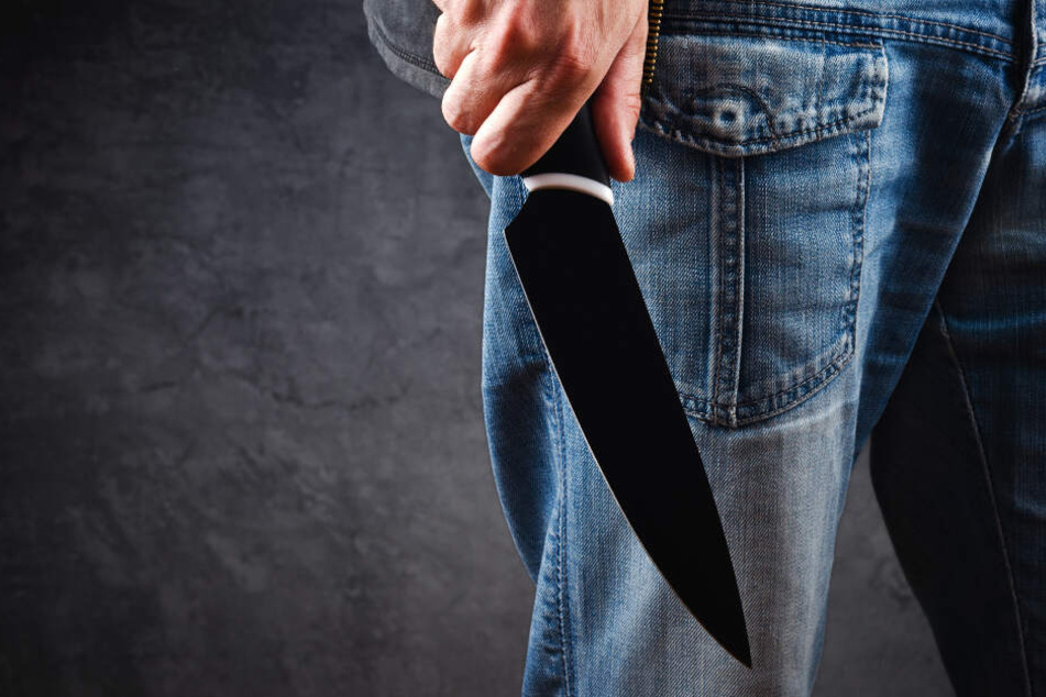 Einer der Täter hatte eine helbblaue Jeans und einen schwarzen Anorak (Symbolbild).