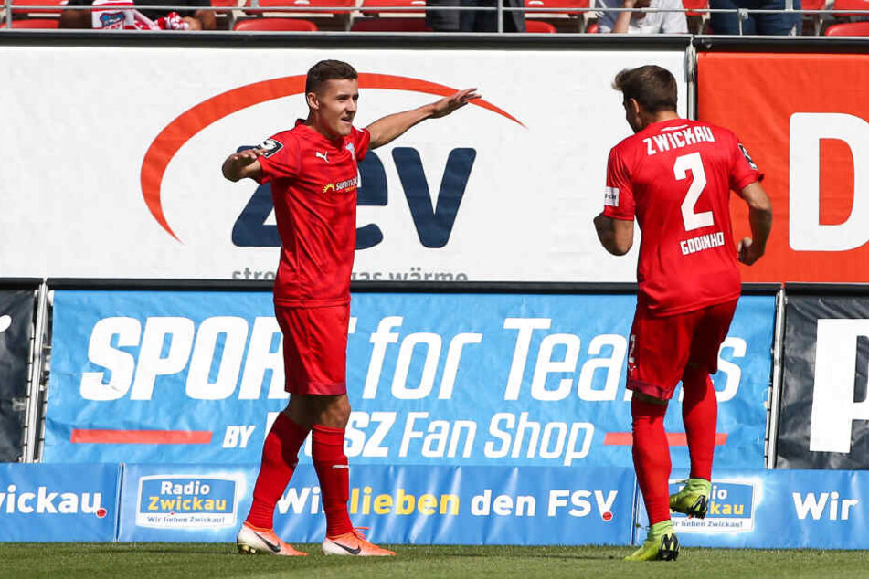 Marius Hauptmann (l.) erzielte beim Zwickauer Sieg gegen den FC Carl Zeiss Jena das alles entscheidende 2:0.