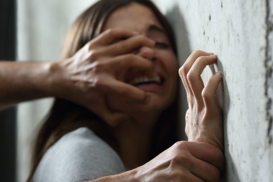 Die Frau konnte sich nach einiger Zeit losreißen, dann schnappte der Täter wieder zu. (Symbolbild)