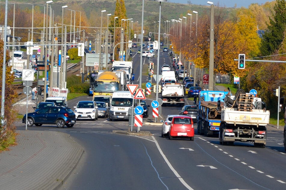 VW fährt an haltendem Bus vorbei und erfasst Mädchen