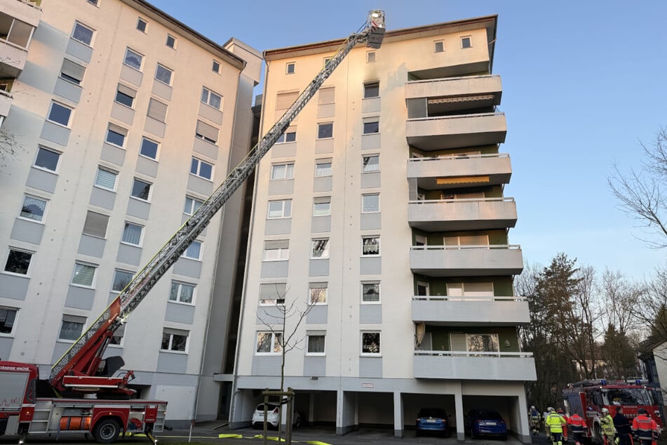 Mit einer Drehleiter gelangten die Einsatzkräfte in den siebten Stock des Hauses.
