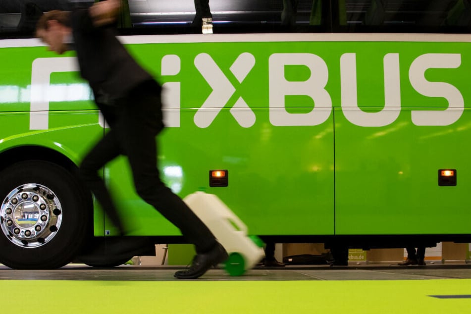 Ein Fußgänger ist bei einem Unfall mit einem Flixbus schwer verletzt worden. (Symbolbild)