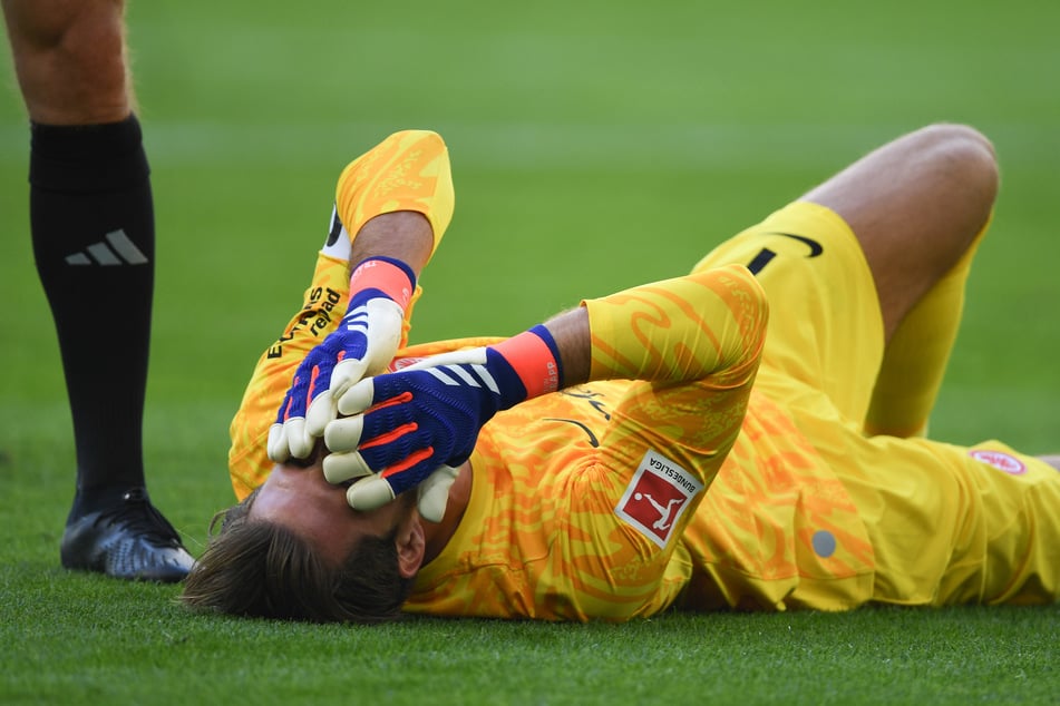 Kurz vor dem Halbzeitpfiff verletzte sich Eintracht-Keeper Kevin Trapp - so schwer, dass er nach dem Seitenwechsel durch Kaua Santos ersetzt werden musste.