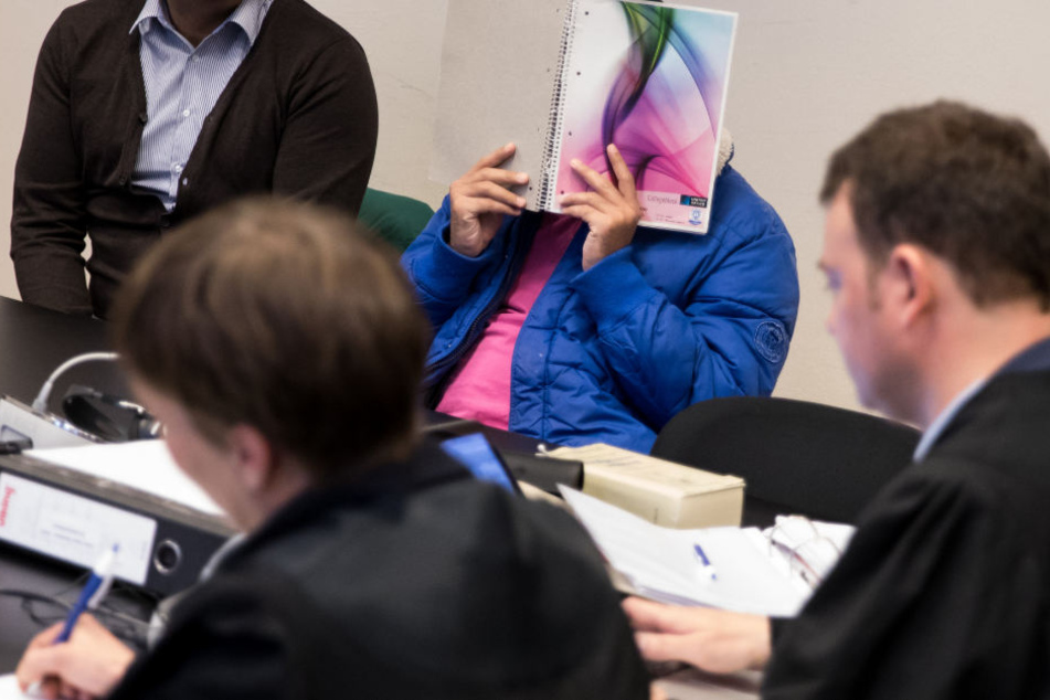 Der Angeklagte gestand am Mittwoch, der Tochter die Kehle durchtrennt zu haben.