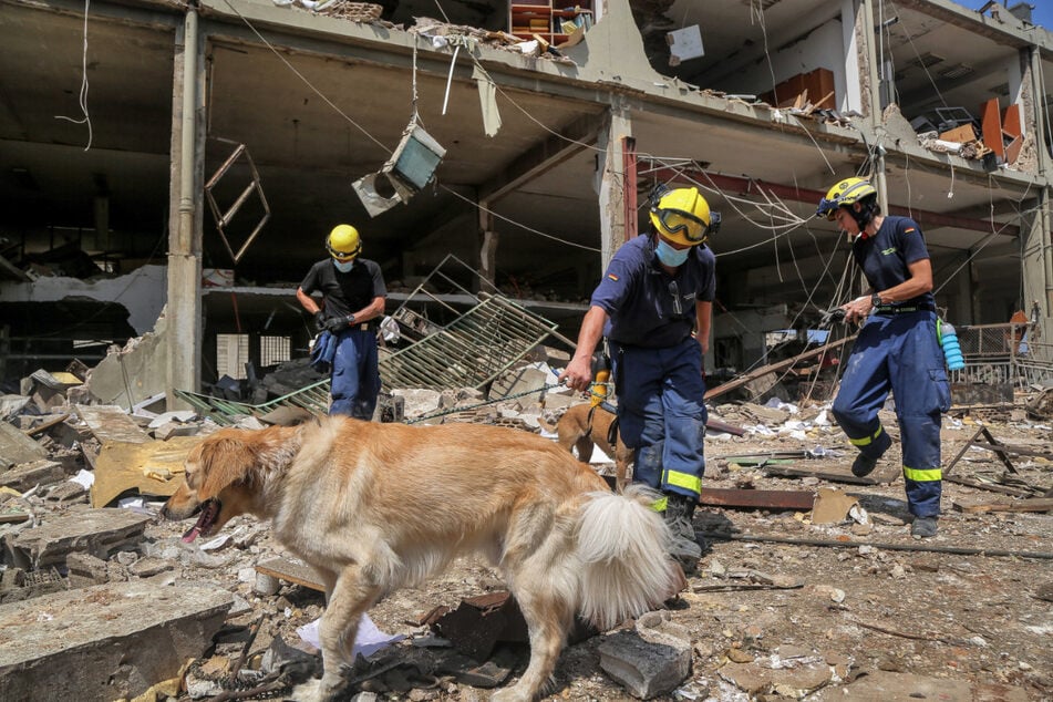 Deutsche Zivilschutz-Mitarbeiter arbeiten inmitten riesiger Zerstörungen im Hafen von Beirut. Nach der schweren Detonation wird weiterhin nach Opfern und Überlebenden gesucht.