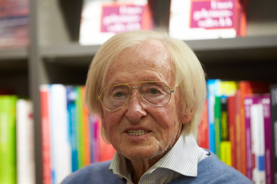 Fußball-Trainerlegende Rudi Gutendorf stellt in der Buchhandlung Reuffel sein Buch "Leben! Leisten! Siegen!" vor. (Archivbild)
