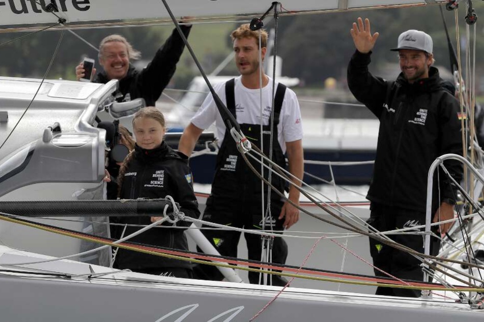 Mit dabei sind auch Skipper Boris Herrmann (r), Profisegler Pierre Casiraghi (2.v.r.) und Gretas Vater Svante Thunberg.
