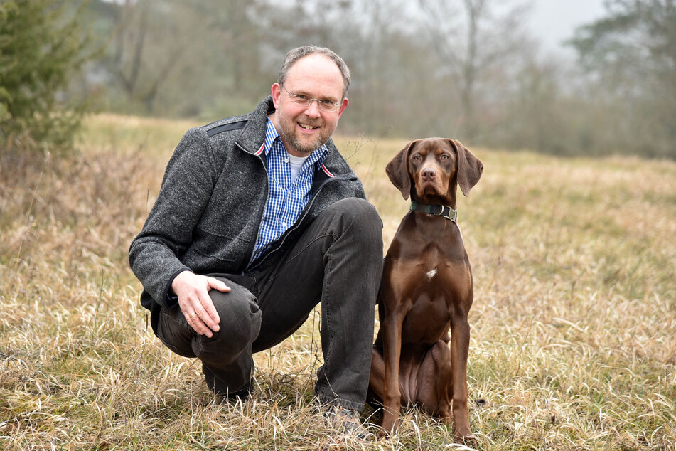 Der Tierpathologe Achim Gruber (57) mit seinem Hund.
