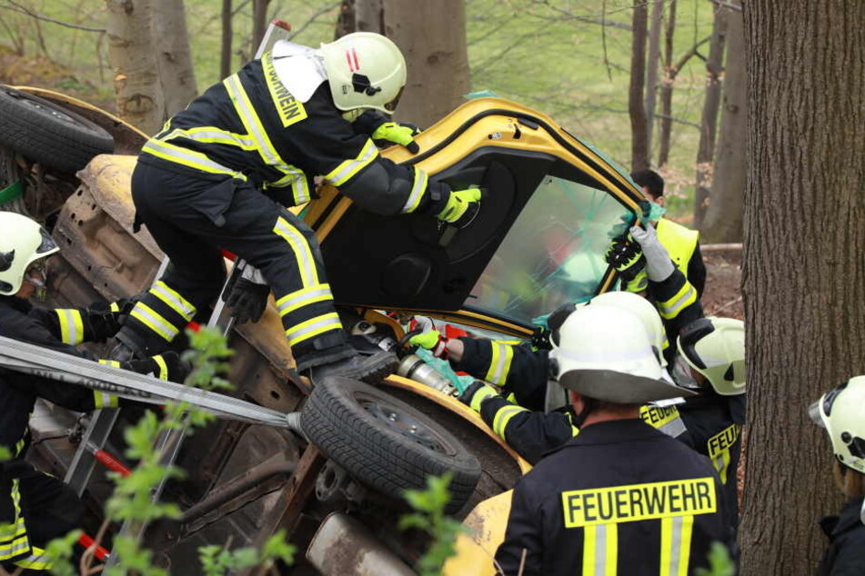 Mit schwerem Gerät wurde das Auto geöffnet.