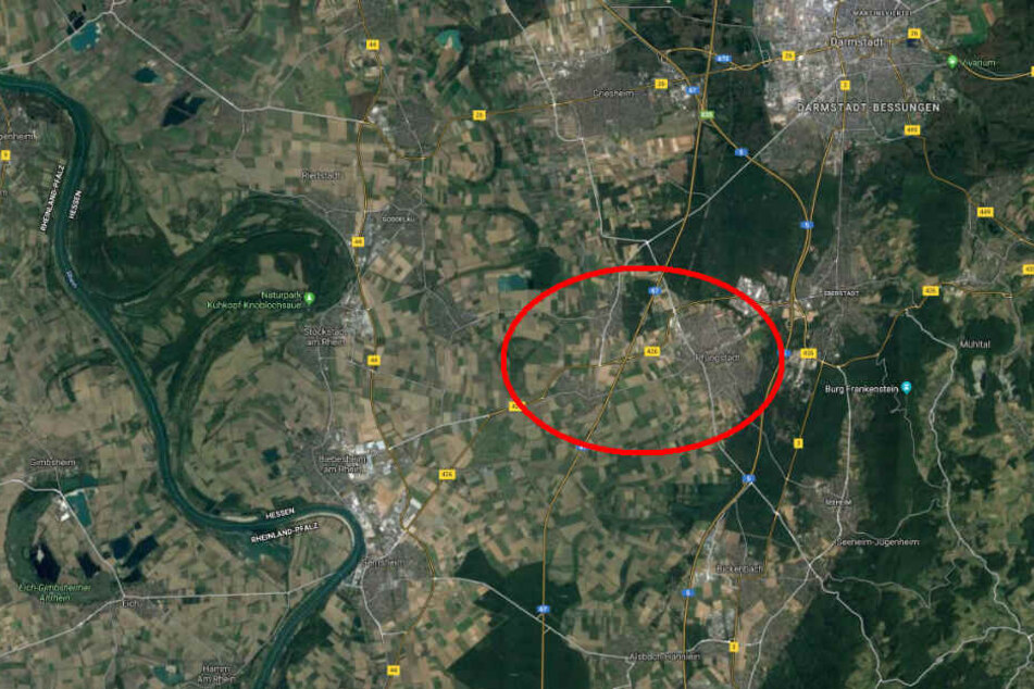 Bei Pfungstadt war der Mercedes auf der A67 zunächst in die Leitplanke gekracht, ehe dann auch noch der Laster in das Auto hineinfuhr.