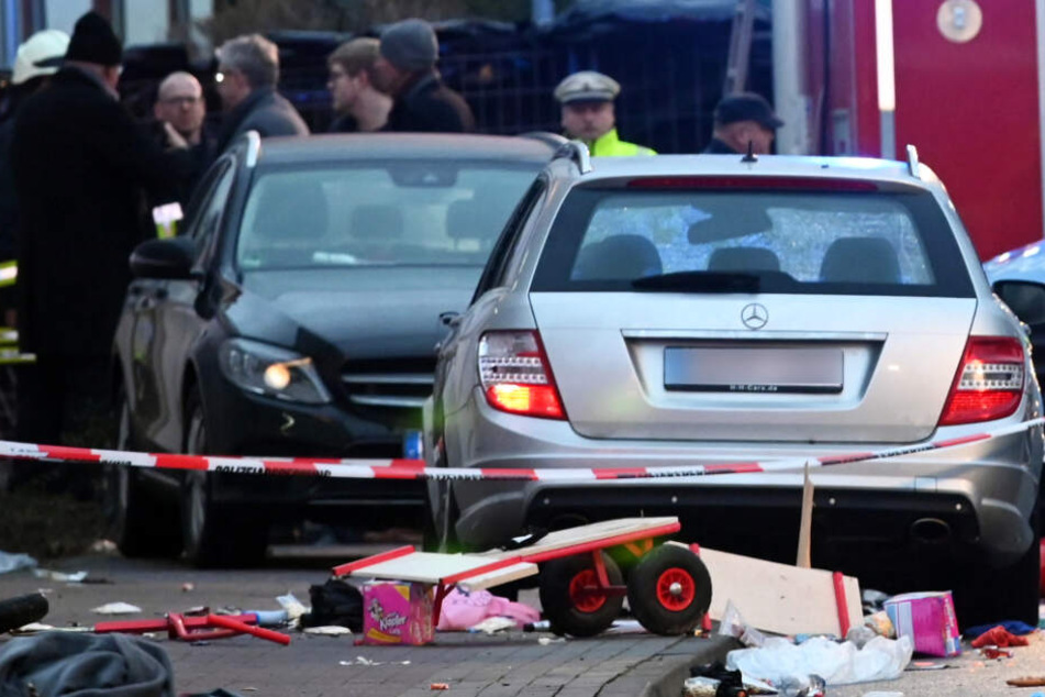 Blick auf den Mercedes, der in Volkmarsen in den Rosenmontagsumzug gefahren ist.