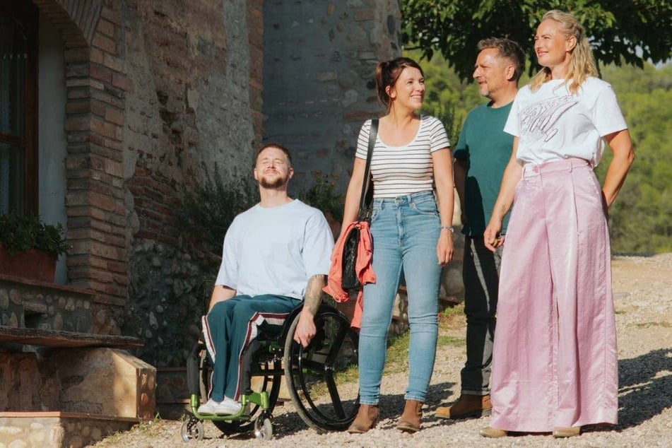 Jonas (l.) will mit seiner Familie unter Spaniens Sonne vom Alltag abschalten.