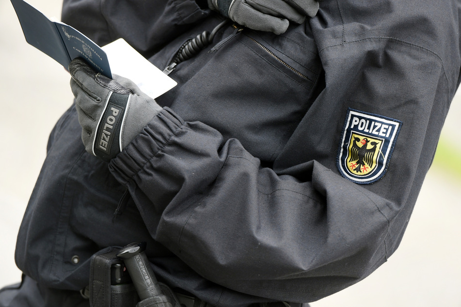 Ein mutmaßliches Missverständnis, bei dem eine Polizistin einen Wahlkampfhelfer für einen Einbrecher hielt, hat nun das Innenministerium auf den Plan gerufen (Symbolbild).