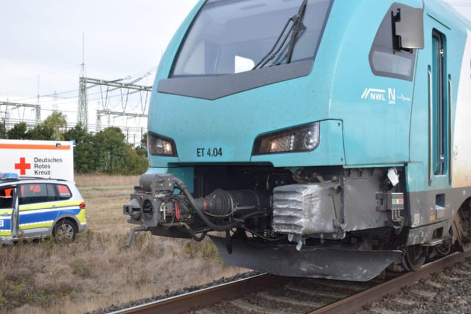 Die Fahrerin starb, als ihr Wagen von der Regionalbahn erfasst wurde.