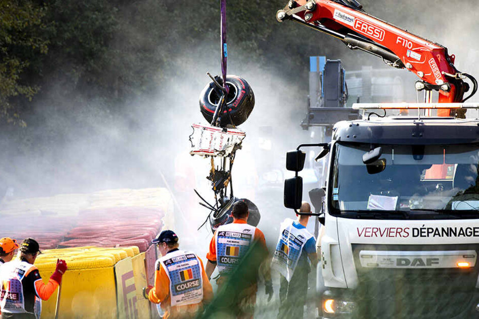 In Belgien kam es zu einem Crash mehrerer Fahrzeuge bei einem Formel-2-Rennen. Ein Autowrack musste geborgen werden.