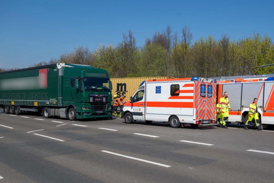 Mehrere Einsatzwagen rückten auf die B6 an.