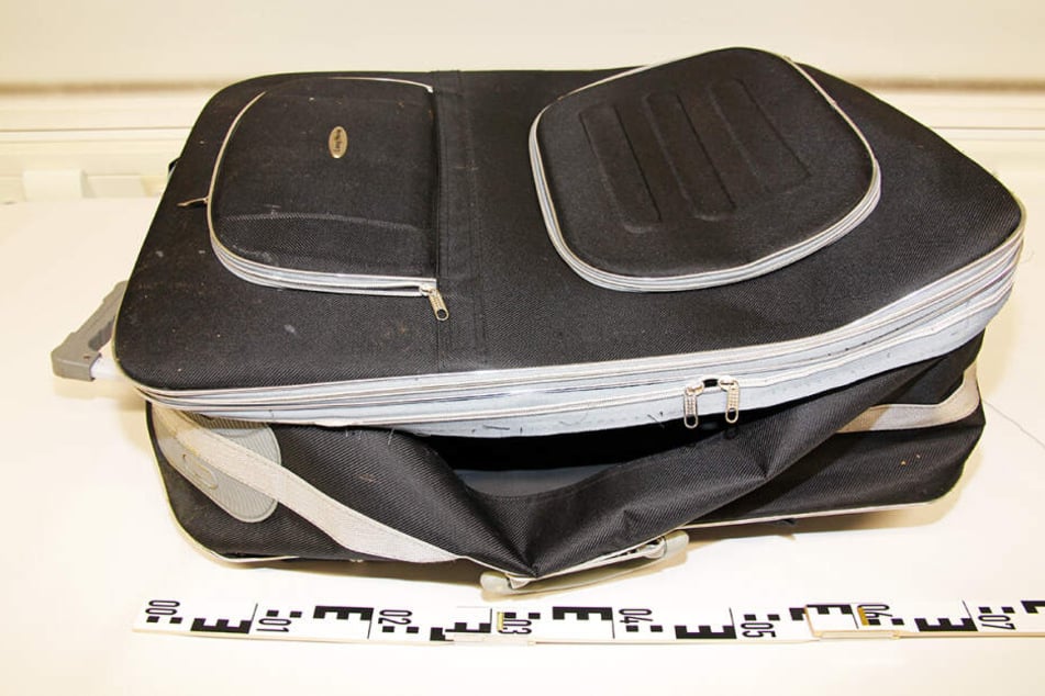 Die Polizei bittet um Hinweise aus der Bevölkerung zu diesem Koffer.