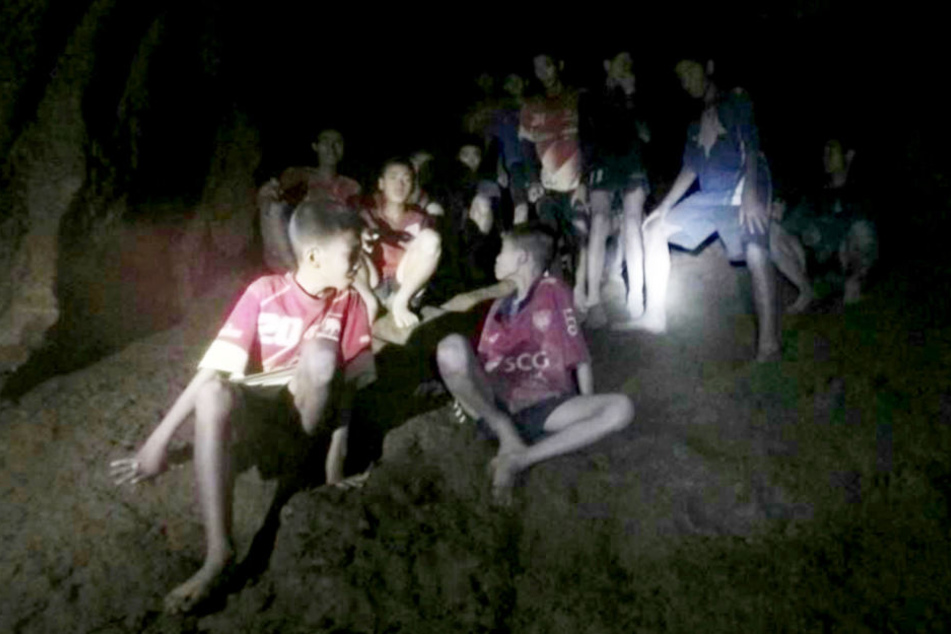 Seit zwei Wochen sitzen die Jungs und ihr Trainer in der Höhle fest. Ihre Rettung wird zu einem Wettlauf gegen die Zeit.