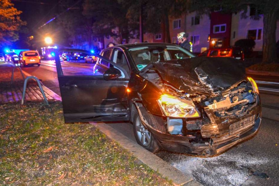 Der SUV kam erst rund einhundert Meter weiter zum Stehen.