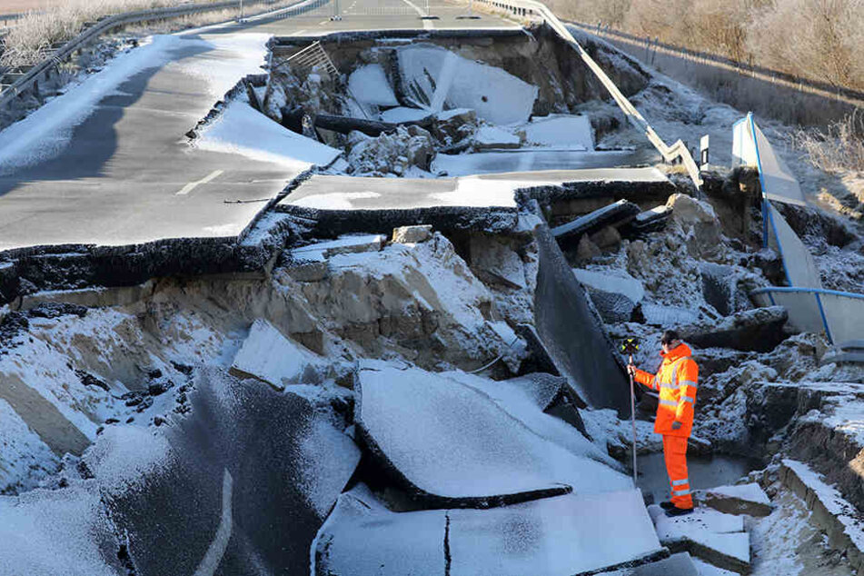 Der Straßenbauarbeiter ist in dem Autobahn-Krater Richtung Rostock kaum zu erkennen.