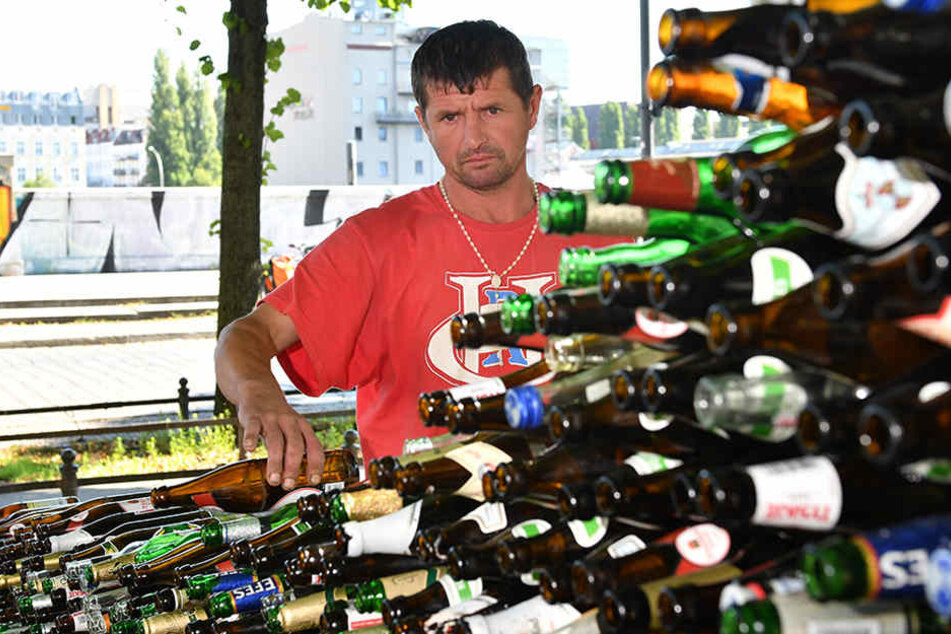Der obdachlose polnische Straßenkünstler und Bauarbeiter, Petrov Chojnacki, ist stolz auf sein einzigartiges Konstrukt.