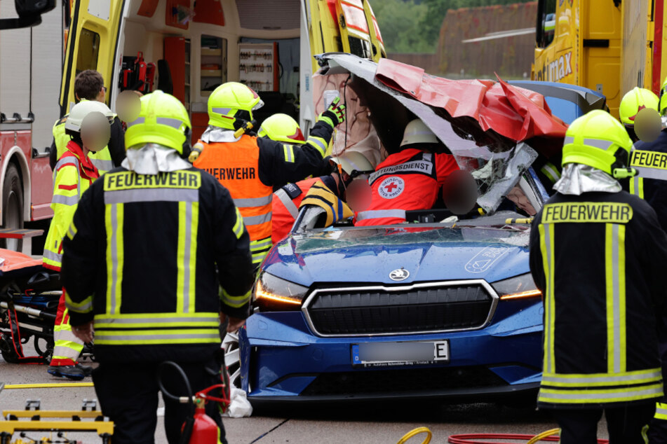 Schwerer Crash auf der A4 bei Hohenstein-Ernstthal (Landkreis Zwickau): Ein Elektro-Skoda krachte gegen einen Laster. Die Feuerwehr musste die Insassen aus dem Auto schneiden.