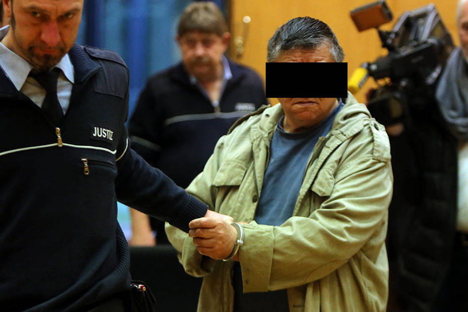 Hier wird der Angeklagte Alexander R. (69) von einem Justizbeamten in den Saal geführt.
