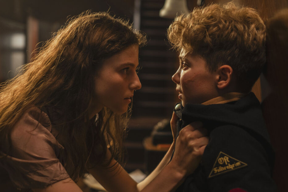 Die Jüdin Elsa (l., Thomasin McKenzie) jagt Jojo Rabbit (Roman Griffin Davis) anfangs Angst ein.