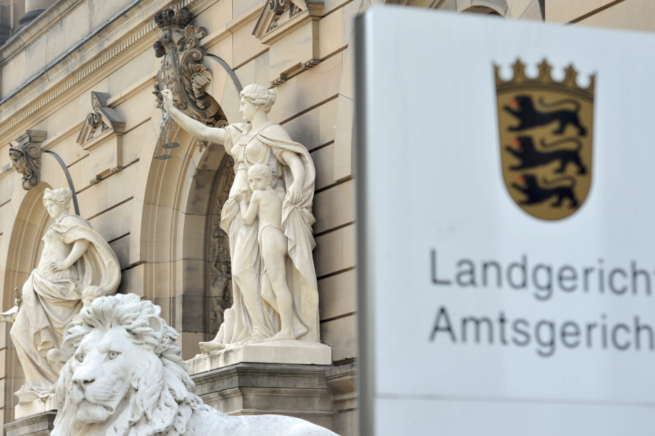 Die Angeklagte muss sich wegen neunfachen versuchten Mordes vor dem Landgericht Ulm verantworten.
