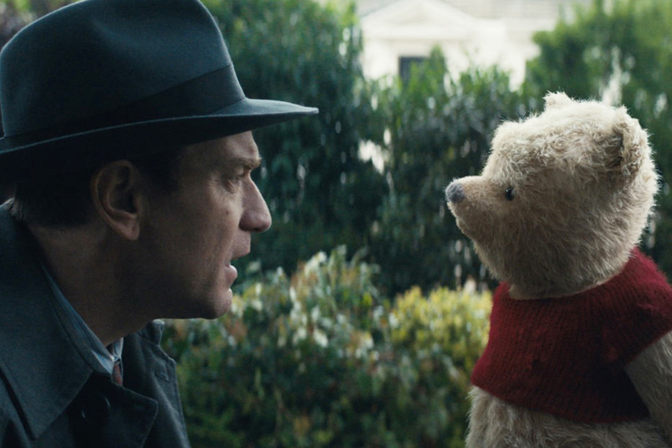 Szene aus Forsters neuem Film: Christopher Robin (Ewan McGregor, links) und Teddybär Winnie Puuh.