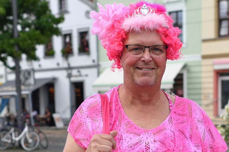 Ingolf als "Pinky aus Cottbus", wie er sich selbst nennt, ist im schrillen Outfit zum Casting gekommen.