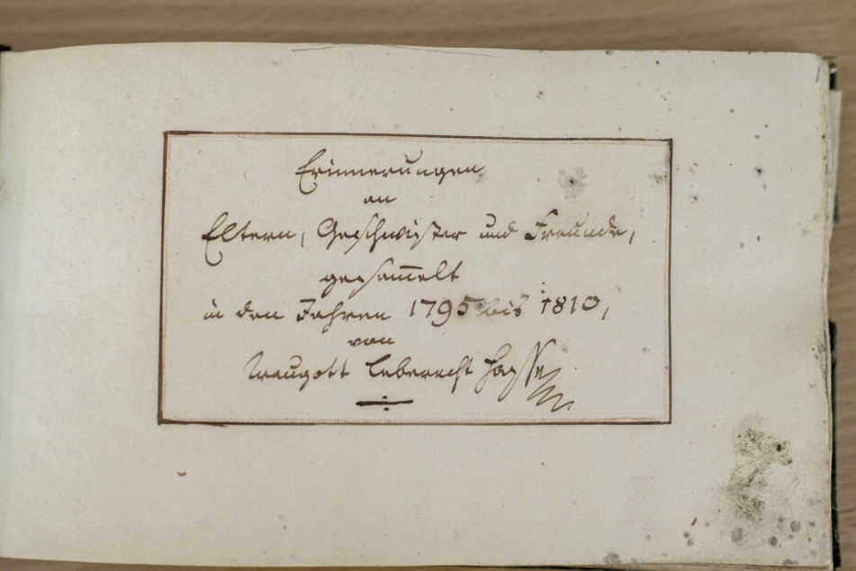 Das grüne Büchlein gehörte dem Studenten Traugott Leberecht Hasse (1775-1853). Zahlreiche Kommilitonen haben ihm darin nette Zeilen gewidmet.