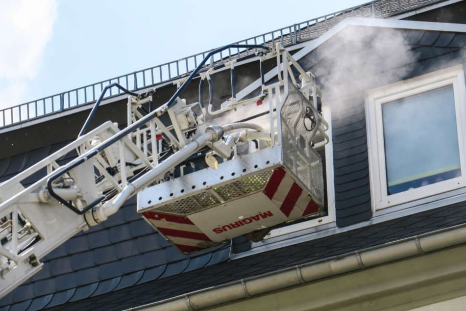 Die Feuerwehr konnte sich über die Drehleiter Zutritt zur Wohnung verschaffen.