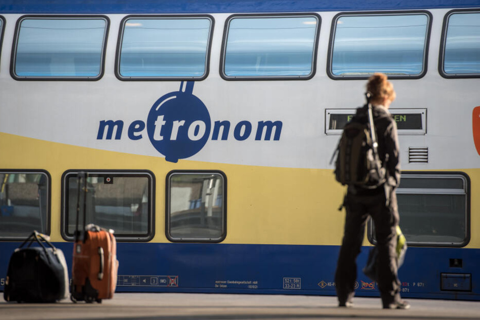 Eine Frau wartet auf die Abfahrt des Metronoms (Symbolbild).