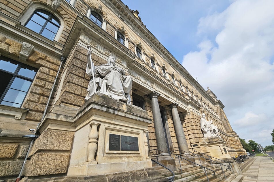 Ein 36-Jähriger muss sich aufgrund abscheulicher Taten vor dem Landgericht Dresden verantworten. (Archivbild)