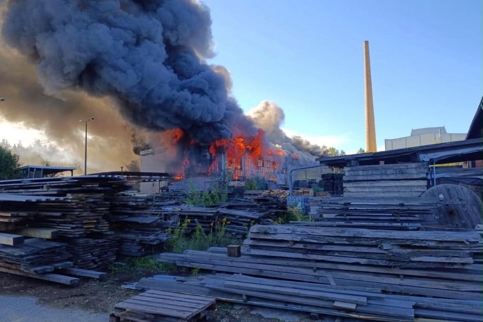 Das gewaltige Feuer breitete sich rasend schnell im ganzen Gebäude aus.