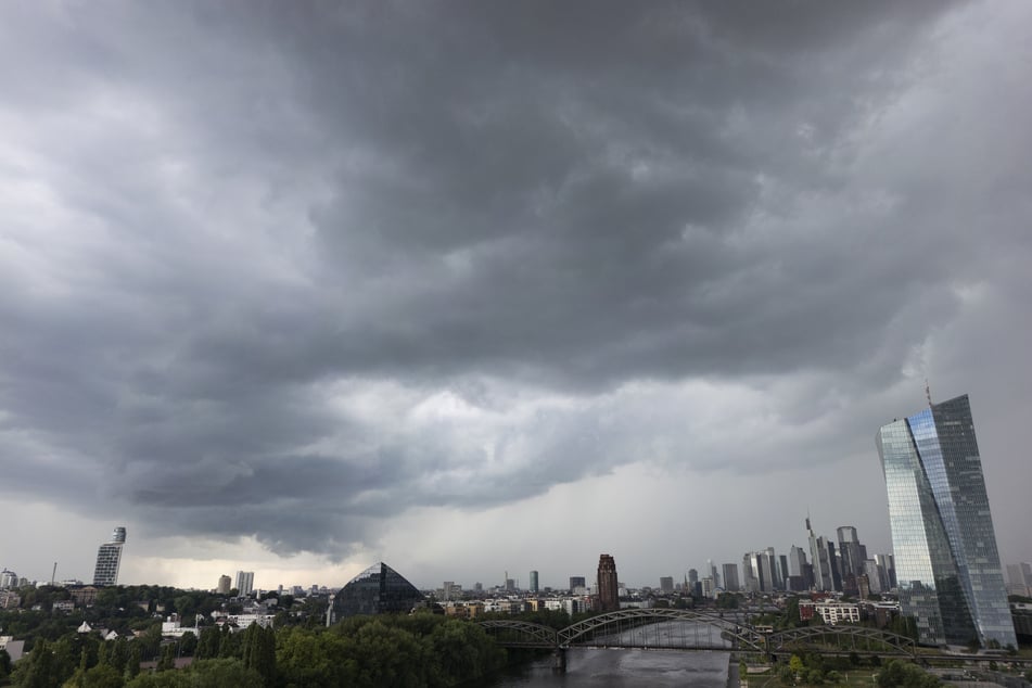 Leider ein übliches Bild aktuell: Wolken über Frankfurt.