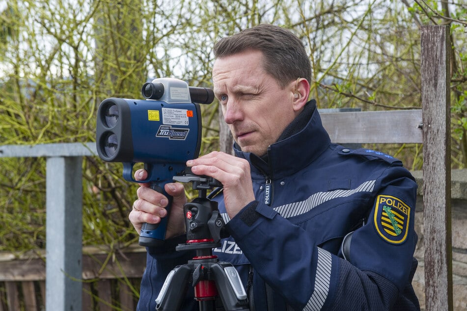 Marco Zielinski (43) misst die Geschwindigkeit mittels Laser.