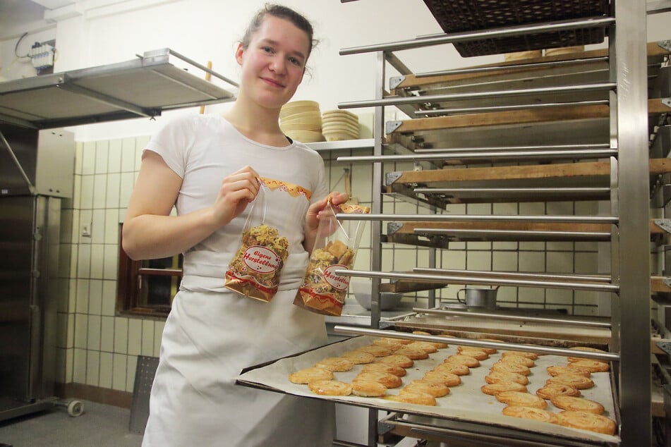 Azubi Lorna Prenzel (21) verpackt in der Backstube frische Kekse.