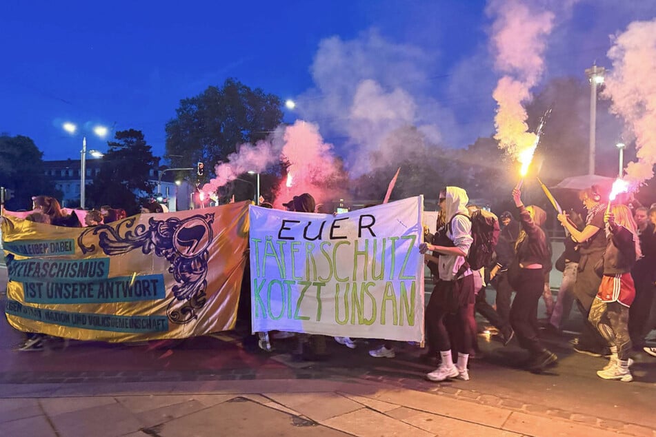 Mit Plakaten und Bengalos machten die Demo-Teilnehmer auf sich aufmerksam.