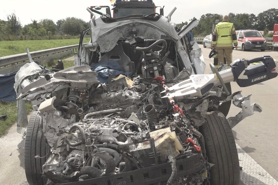 Unfall A1: Horror-Unfall auf A1! Skoda kracht ungebremst in Lastwagen, Fahrer stirbt