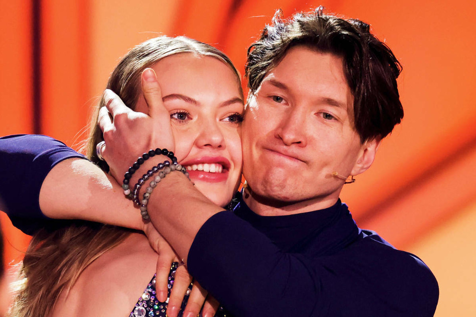 Evgeny Vinokurov (31) nimmt Cheyenne Ochsenknecht (21) nach dem überraschenden Ausscheiden bei "Let's Dance" tröstend in den Arm.
