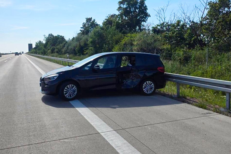 Der BMW der 63-Jährigen war ebenso wie das andere beteiligte Fahrzeug nicht mehr fahrbereit nach dem Unfall.