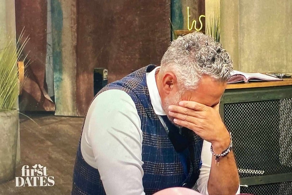 Roland kann sich vor Lachen nicht mehr halten, als Adam und Olga das Restaurant verlassen.
