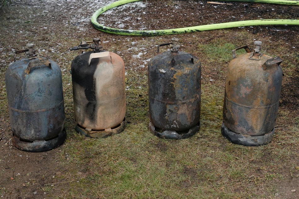 Mehrere Gasflaschen wurden vor den Flammen in Sicherheit gebracht.